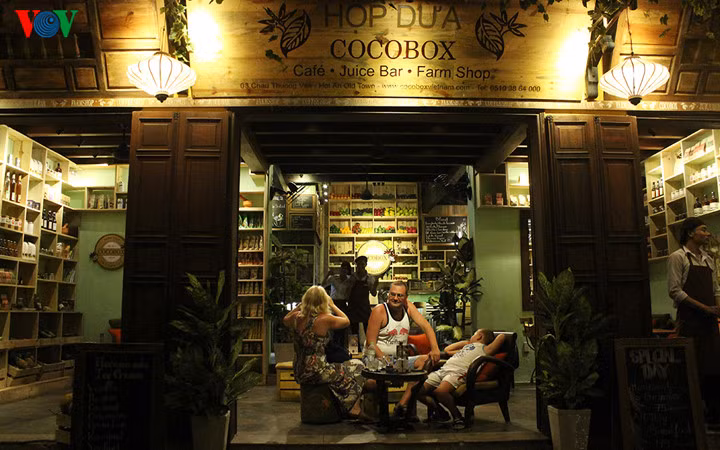  Những quán cafe ở Hội An cũng là điểm dừng chân thú vị với phong cách bài trí độc đáo, cùng đồ uống ngon miệng.