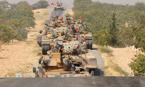 Xe tăng Thổ Nhĩ Kỳ tiến về thị trấn Jarabulus, Syria, ngày 24/8. Ảnh: Reuters.