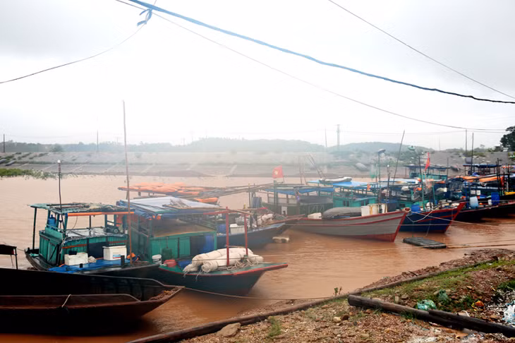 Tàu thuyền về nới tránh trú án toàn.