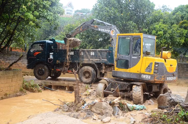 Túc trực tại điểm nối hệ thống thoát nước từ dự án vào hệ thống cống của khu 3 cũng luôn có phương tiện nạo vét bùn đất nhằm tránh tắc nghẽn