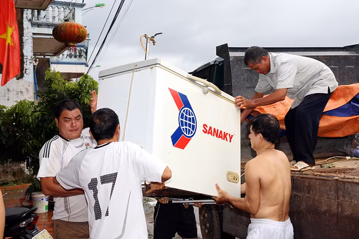 Người dân khu 3 và khu 4, thị trấn Ba Chẽ thu dọn, vận chuyển đồ đạc trở về nhà.