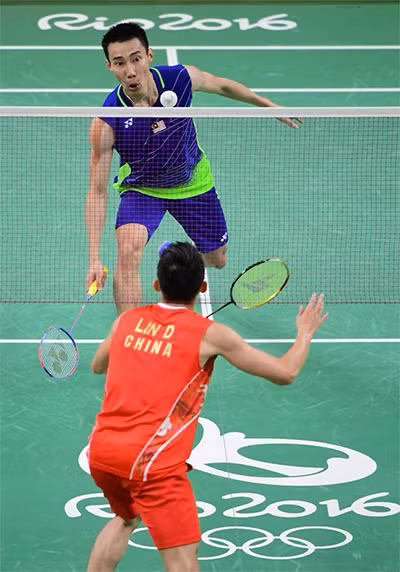 Lin Dan (áo đỏ) thua trận vì không tìm ra được cách hoá giải lối đánh bám gần lưới của Lee Chong Wei. Ảnh: AFP.
