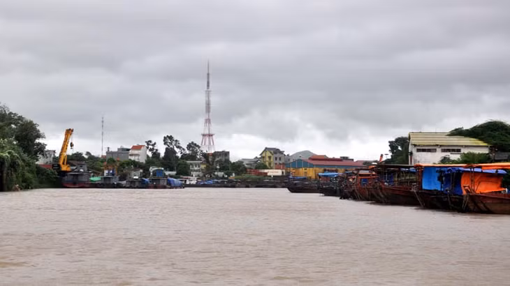 Đò đỗ dọc sông Ka Long.