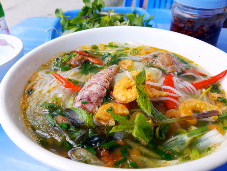 Bún tôm Nhà Thờ thơm ngon bắt mắt.