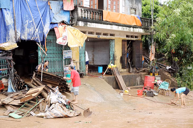 Người dân khu 3 và khu 4, thị trấn Ba Chẽ thu dọn, vận chuyển đồ đạc trở về nhà.