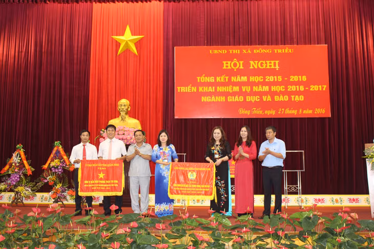 Đồng chí Vũ Văn Học, Bí thư Thị ủy Đông Triều trao cờ của Bộ GD&ĐT đơn vị dẫn đầu phong trào thi đua năm học 2015-2016 cho Phòng GD& ĐT thị xã và cờ của UBND tỉnh Quảng Ninh cho đơn vị dẫn đầu khối các trường THPT cho trường THPT Trần Nhân Tông.