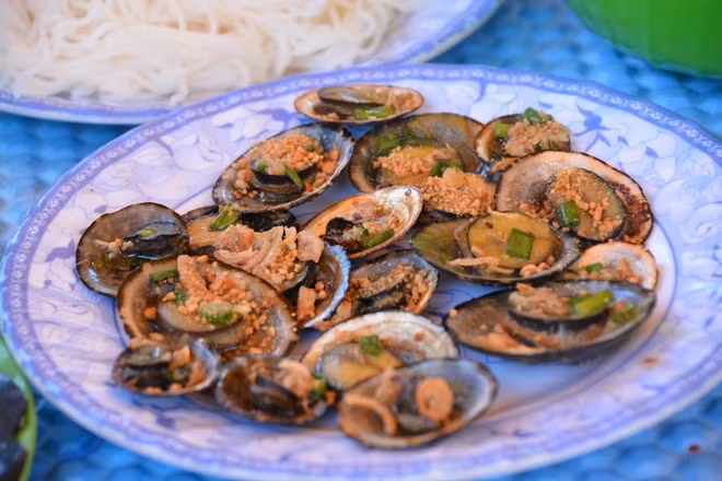 Bữa ăn ở Kỳ Co do chính người dân chài chuẩn bị từ hải sản (nghêu, sò, cá…) tươi ngon mới đánh bắt sẽ khiến bạn thêm yêu nơi này.