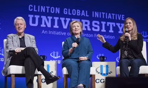 Cả gia đình Clinton trò chuyện trong một sự kiện của Quỹ Clinton hồi tháng 3/2014. Ảnh: Reuters