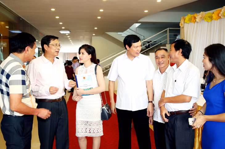 Các đồng chí lãnh đạo tỉnh trò chuyện với doanh nghiệp dự hội nghị
