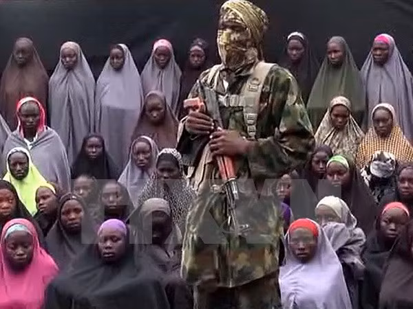 Tay súng Boko Haram canh giữ các nữ sinh ở Chibok, Nigeria bị bắt cóc tại một địa điểm bí mật tháng 4/2014. (Nguồn: AFP/TTXVN)
