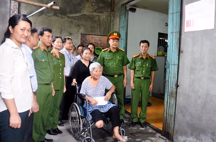 Công an TP Cẩm Phả hỗ trợ gần 50 triệu đồng nâng cấp, sửa chữa nhà ở cho bà Nguyễn Thị Mão, người già cô đơn, tàn tật, ở khu 5, phường Cẩm Phú (TP Cẩm Phả) tháng 7-2016.