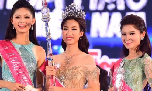 Từ trái qua: Á hậu 1 Thanh Tú, Hoa hậu Mỹ Linh, Á hậu 2 Thùy Dung.