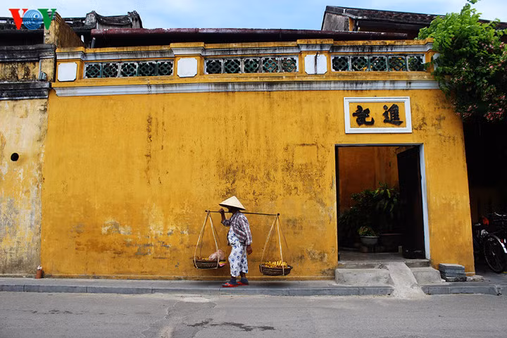  Những bức tường vàng uôm nhuốm màu thời gian.