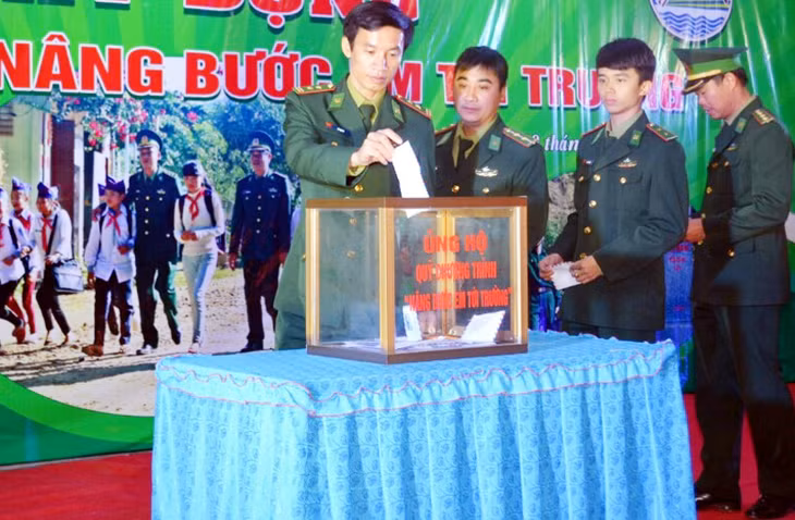 Cán bộ, chiến sĩ BĐBP Quảng Ninh quyên góp ủng hộ quỹ “Nâng bước em đến trường”. 