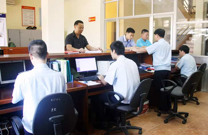 Cán bộ Chi cục Hải quan cửa khẩu cảng Vạn Gia (TP Móng Cái) hướng dẫn doanh nghiệp thực hiện các thủ tục hải quan. Ảnh: Xuân Hương (CTV)