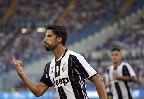 Khedira khiến khán đài sân Olimpico phải im tiếng. Ảnh: Reuters.