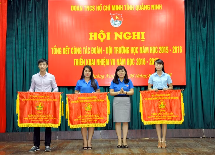Đồng chí Nguyễn Thị Thu Hà, Bí thư Tỉnh đoàn, Chủ tịch Hội LHTN Việt Nam tỉnh tặng cờ đơn vị dẫn đầu thi đua của Hội đồng Đội Trung ương cho các Liên Đội có thành tích xuất sắc trong năm học 2015-2016