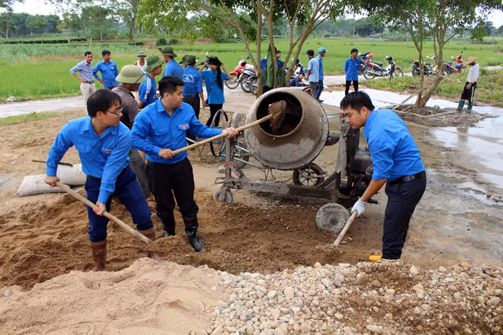 các đoàn viên thanh niên tham gia giúp bà con nhân dân thôn 6 hoàn thi công sân nhà bê tông