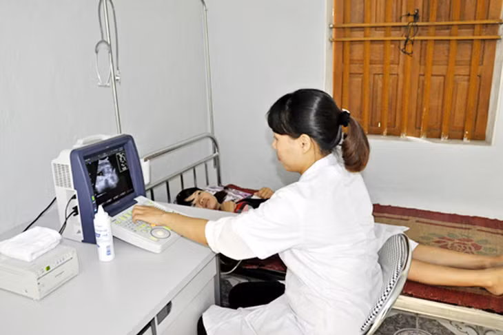 Siêu âm ổ bụng cho bệnh nhân tại Trạm Y tế xã Quảng Sơn (huyện Hải Hà).