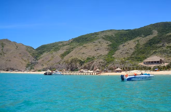 Thuộc xã Nhơn Lý, cách thành phố Quy Nhơn 25 km về phía đông bắc, Kỳ Co có một mặt giáp biển, 3 mặt là đồi núi. Ở đây luôn có dịch vụ cano hoặc ghe đưa khách từ Eo Gió ra Kỳ Co, trải nghiệm cảm giác lênh đênh trên sóng nước, ngắm cảnh núi non Nhơn Lý hùng vĩ.
