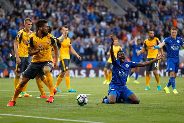 Leicester có ít nhất hai lần đòi được hưởng phạt đền trận này. Ảnh: Reuters.