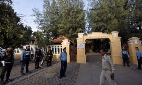 Cảnh sát quân sự Campuchia tại một điểm thi tốt nghiệp phổ thông trung học ở Phnom Penh. Ảnh: Reuters.