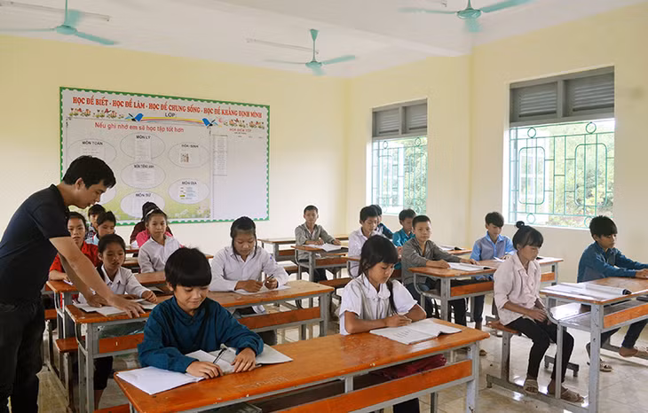 Năm học này, học sinh Trường PTDT bán trú TH&THCS Hà Lâu được học tập trong những phòng học mới.