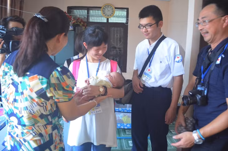 Các tình nguyện viên xúc động