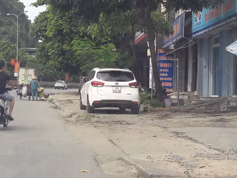 Hành vi đi xe ô tô trên vỉa hè sẽ bị xử phạt nặng và tước GPLX 