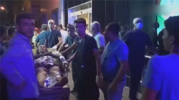 Cấp cứu những người bị thương trong vụ tấn công. (Nguồn: aljazeera.com)