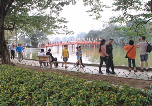 Người dân thủ đô và du khách sẽ có thêm nhiều lựa chọn cho các hoạt động vui chơi, giải trí vào 3 ngày cuối tuần tại không gian đi bộ Hồ Gươm. Ảnh: Ngọc Thành.