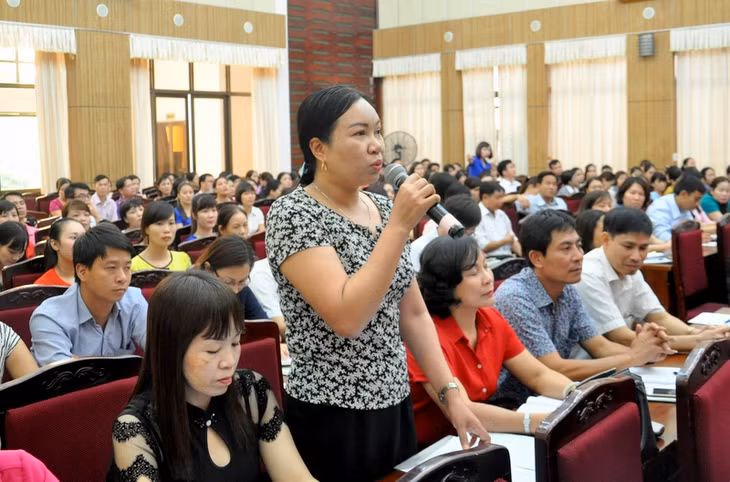 Đại diện lãnh đạo các địa phương, phòng GD&ĐT, thầy cô giáo, học sinh và phụ huynh đóng góp ý kiến tại hội nghị.