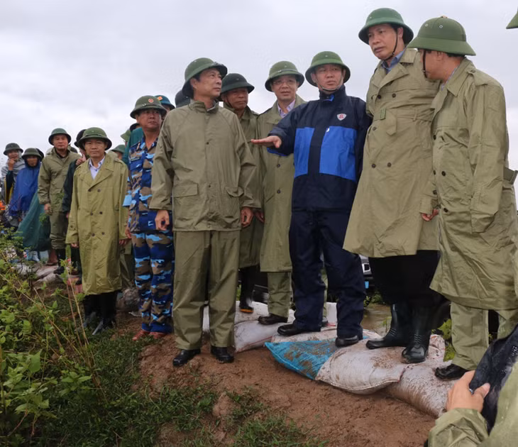 Phó Thủ tướng Chính phủ Vương Đình Huệ kiểm tra vị trí xung yếu Km28 tuyến đê Hà Nam thuộc địa phận phường Yên Hải.