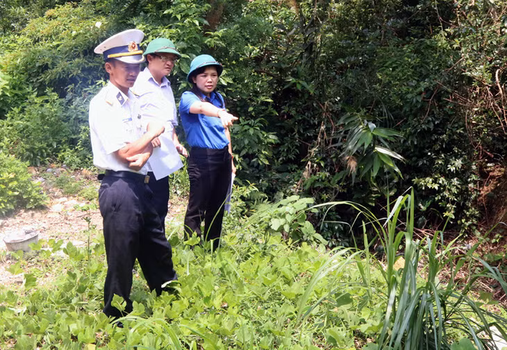 Đồng chí Nguyễn Thị Thu Hà, Bí thư Tỉnh Đoàn cùng đoàn khảo sát khảo sát thực tế tại công trình.