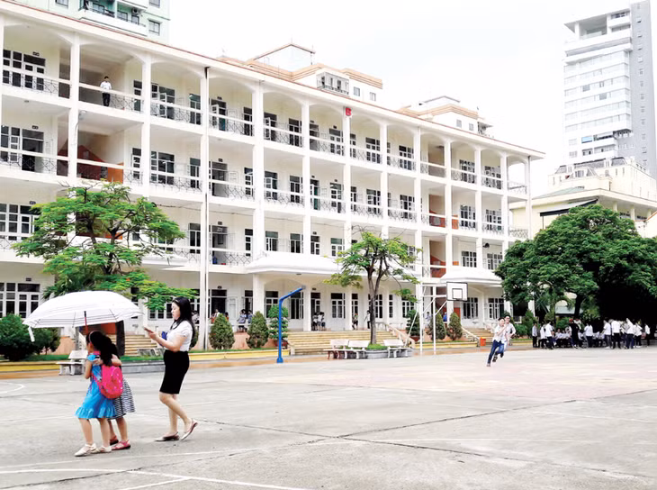 Các trường ngoài công lập chất lượng cao xuất hiện ngày càng nhiều sẽ làm giảm áp lực cho các trường công lập, góp phần hạn chế tình trạng học trái tuyến. Trong ảnh: Trường TH-THCS-THPT Văn Lang (TP Hạ Long).