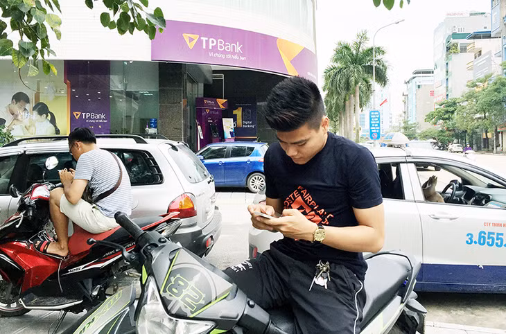 Thanh niên chơi Pokémon Go ở khu vực tòa nhà Hạ Long DC, phường Hồng Gai, TP Hạ Long.