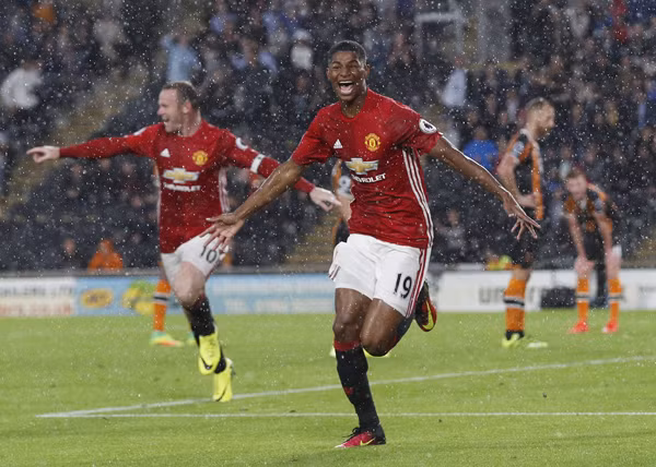 Niềm vui vỡ òa của Marcus Rashford và Man Utd dưới cơn mưa tại sân KCOM. Ảnh: Reuters.
