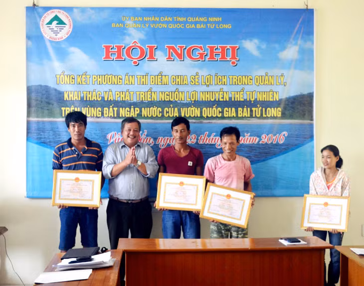 Lãnh đạo Vườn quốc gia Bái Tử Long khen thưởng những cộng tác viên là người bắt ốc.