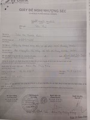 Giấy đề nghị nhượng séc ghi rõ người mua séc của công ty bà Xuân là nhân viên VPBank - Đoàn Thị Thúy Hằng.