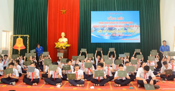 50 em TTN, HS đại diện cho 12 khu phố tham gia chung kết cuộc thi Rung chuông vàng phường Bãi Cháy 2016 tại buổi tổng kết