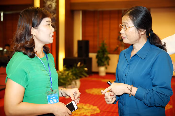 Đồng chí Đỗ Thị Hoàng, Phó Bí thư Thường trực Tỉnh ủy trò chuyện với Chủ tịch UBND thị trấn Quảng Hà (Hải Hà) tại Hội nghị.