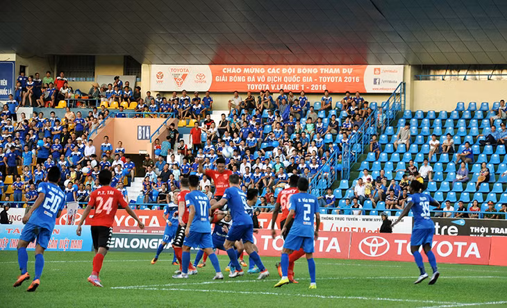 TQN đang nỗ lực rất nhiều để đoạt 2 danh hiệu vô địch Cúp quốc gia và V-League 2016. Trong ảnh: Một pha bóng trong trận đấu giữa TQN và Long An tại V-League trên SVĐ Cẩm Phả.