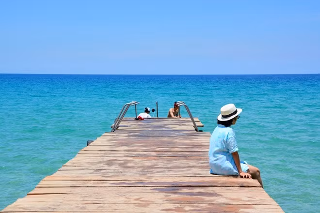 Mọi “ngóc ngách” của Kỳ Co đều đẹp và tạo nên những bức hình lưu niệm đáng nhớ. Kể cả chiếc cầu gỗ duy nhất để tàu cập bến cũng thành nơi chụp hình ưa thích của du khách.