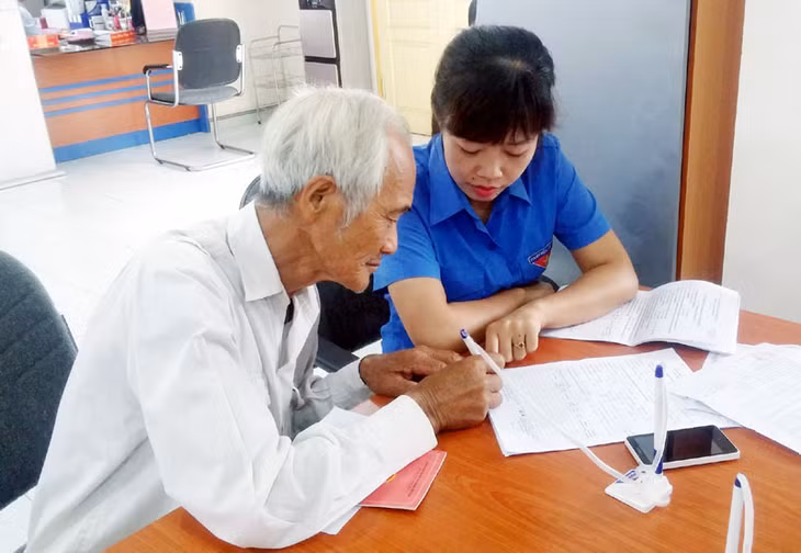 ĐVTN Thị Đoàn Quảng Yên hướng dẫn người dân làm thủ tục hành chính tại Trung tâm Hành chính công thị xã.