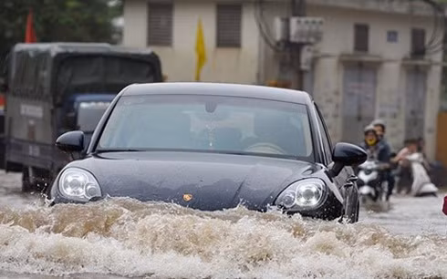 Thời tiết mưa kéo dài khiến nhiều tuyến đường bị ngập lụt, nếu xe hơi di chuyển qua những khu vực bị ngập sâu sẽ rất dễ bị chết máy