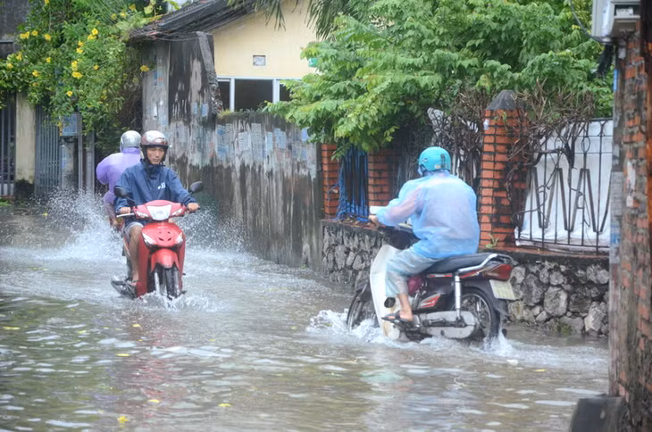 ngõ 13 phường Cao Xanh cũng ngập úng khiến việc đi lại của người dân gặp khó khăn