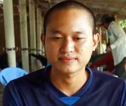 Anh Tuấn tự nguyên chia cho bạn nhậu một tờ vé số trúng giải độc đắc sau khi được tòa tuyên thắng kiện 2 tờ vé số trúng giải. Ảnh: Phúc Hưng