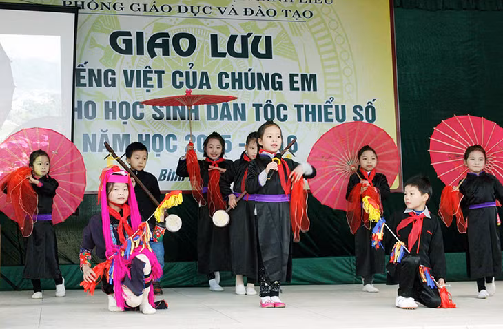 Một tiết mục văn nghệ tại chương trình “Giao lưu tiếng Việt của chúng em cho học sinh dân tộc thiểu số năm học 2015-2016” ở Bình Liêu.