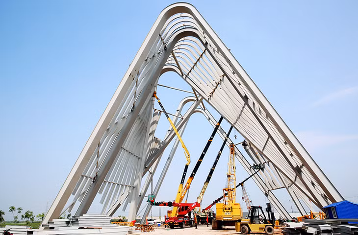 Công trình Cổng tỉnh đến nay đã hoàn thiện lắp dựng được 6/8 trụ chính và 20/36 nan phụ.