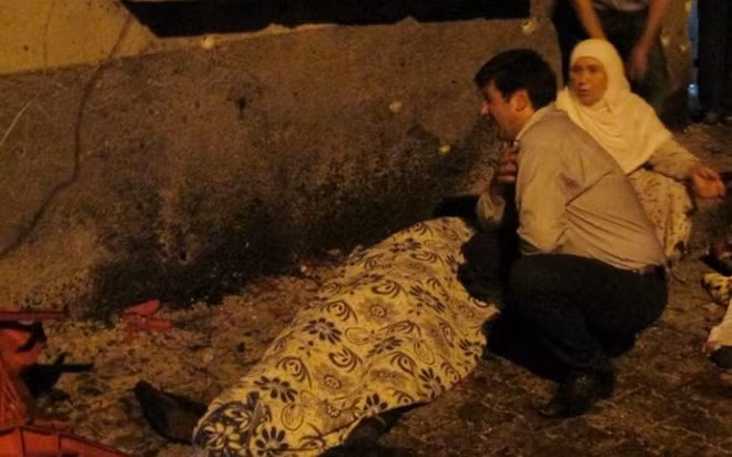 Nhiều người than khóc do mất người thân trong vụ đánh bom ở Gaziantep (Nguồn: Reuters)